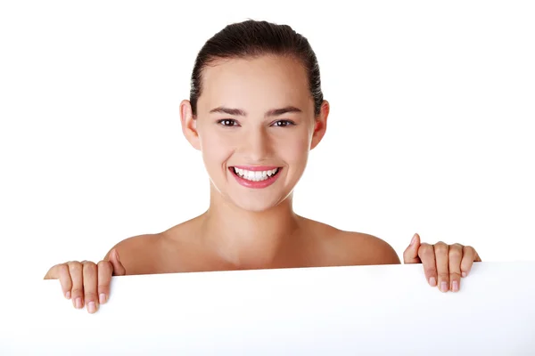 Hermosa chica con la piel perfecta celebración de tablero en blanco . — Foto de Stock