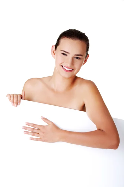 Menina bonita com pele perfeita segurando placa em branco . — Fotografia de Stock