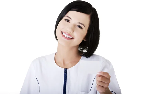 Mulher médico ou enfermeiro segurando cartão de visita — Fotografia de Stock