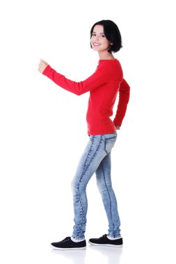 yürüyen güzel bir kadın yan görünüm