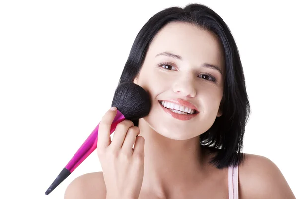 Mujer atractiva haciendo maquillaje en la cara . — Foto de Stock