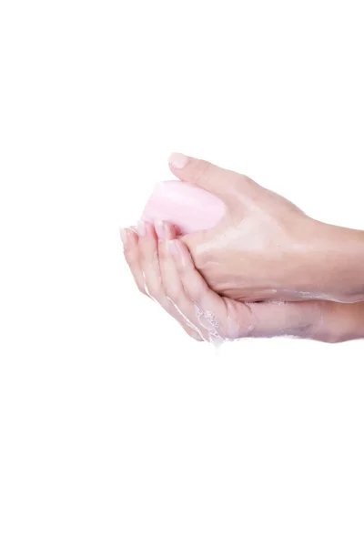 Женщина моет руки с мылом — стоковое фото