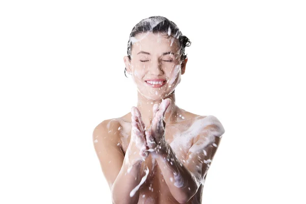 Genç güzel kadın duş yerleştirmek. — Stok fotoğraf