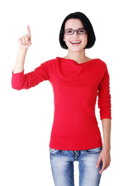 Glada unga kvinna som pekar på kopia utrymme — Stockfoto