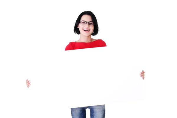 Retrato jovem mulher feliz com placa em branco — Fotografia de Stock