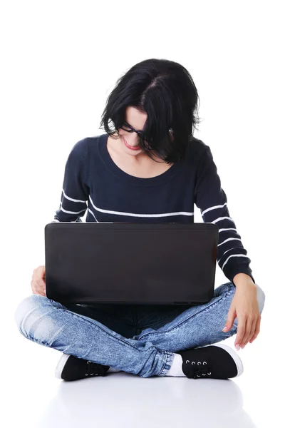 年轻的体贴女人，用一台笔记本电脑 — 图库照片