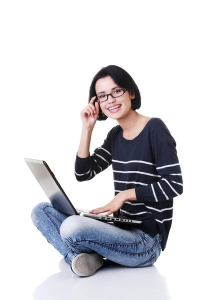 Glückliche junge Frau mit ihrem Laptop — Stockfoto