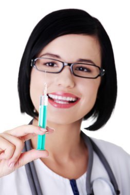 mutlu tıbbi doktor veya hemşire şırınga ile