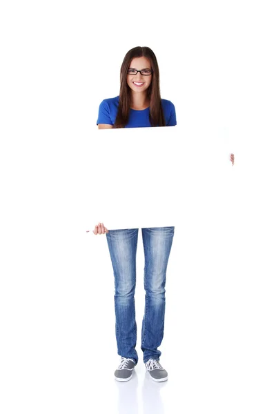 Retrato joven feliz mujer con tablero en blanco — Foto de Stock