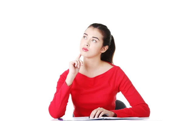 Pretty young woman in casual clothes sitting at the desk — Stock Photo, Image