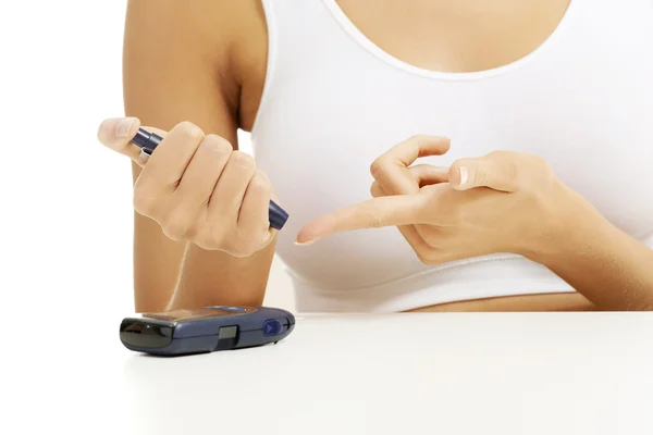 Diabetes patiënt meten bloedglucose niveau — Stockfoto
