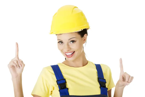 Mujer trabajadora de la construcción apuntando al espacio de copia —  Fotos de Stock