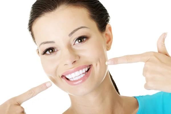 Mujer mostrando sus dientes perfectos . — Foto de Stock