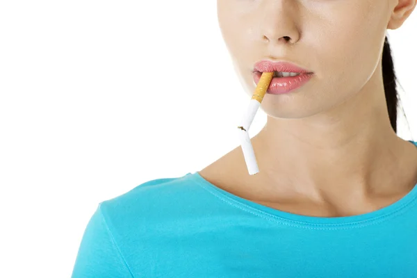 Ung kvinna med bruten cigarett. — Stockfoto