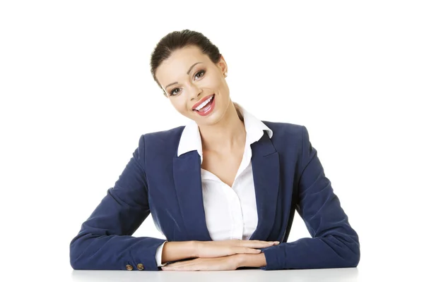 Mujer de negocios está sentada en el escritorio — Foto de Stock