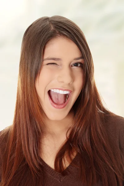 Mujer con sonrisa parpadeando —  Fotos de Stock