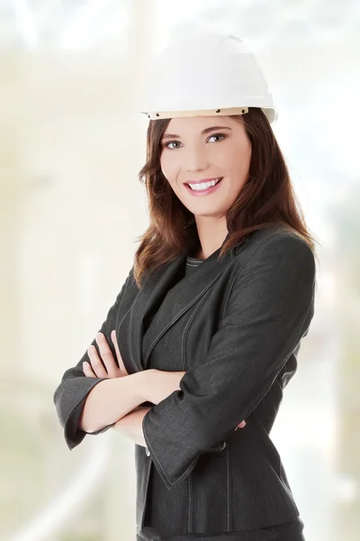 Säker kvinnlig arbetare i vit hjälm — Stockfoto