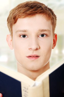 genç adam kitap okuyor