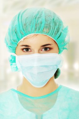 Cerrahi maskeli ciddi hemşire ya da doktor portresi