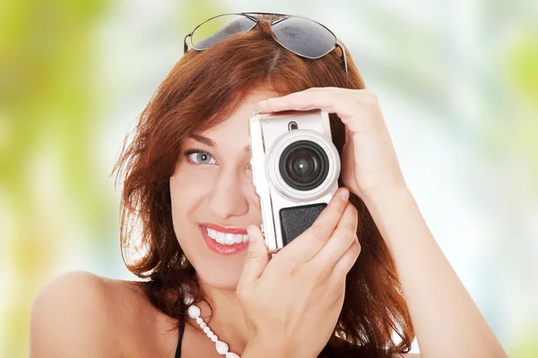 Mujer sosteniendo una micro cámara fotográfica de cuatro tercios . — Foto de Stock