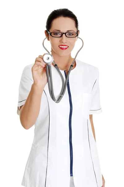 Mulher de uniforme médico branco e estetoscópio . — Fotografia de Stock