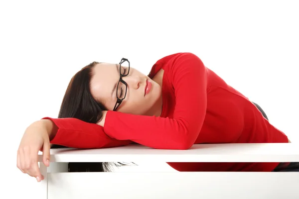 Jovem mulher dormindo na mesa — Fotografia de Stock