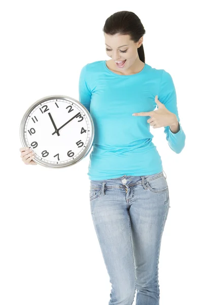 Feliz joven mujer sosteniendo reloj de oficina — Foto de Stock