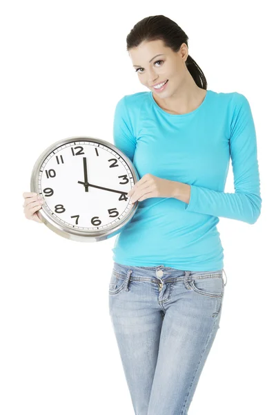 Feliz joven mujer sosteniendo reloj de oficina — Foto de Stock