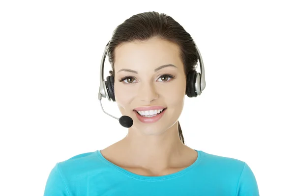 Hermosa joven asistente de centro de llamadas sonriendo — Foto de Stock