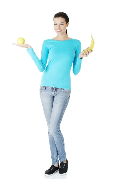 Joven feliz hermosa mujer sosteniendo frutas frescas . —  Fotos de Stock