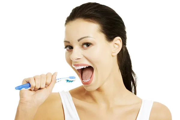 Šťastné hezká žena zpívá na zubní kartáček — Stock fotografie