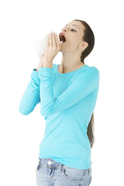 Mladá žena s tkání - kýchání — Stock fotografie