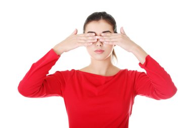 Genç kadın gözlerini kapatıyor.