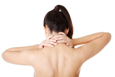 Sırtında ağrı olan genç bir kadın..