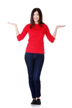 mutlu bir kadın bir avuç içinde gösterilen