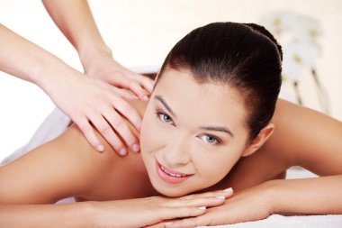 genç kadın rahatlatıcı spa salon