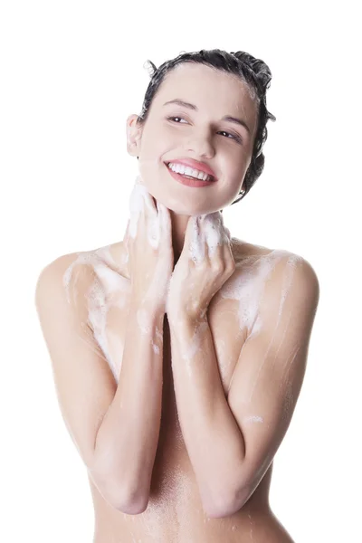 Jonge vrouw in de douche wassen haar lichaam — Stockfoto