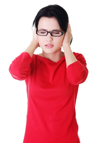 Frustrada jovem mulher segurando seus ouvidos — Fotografia de Stock