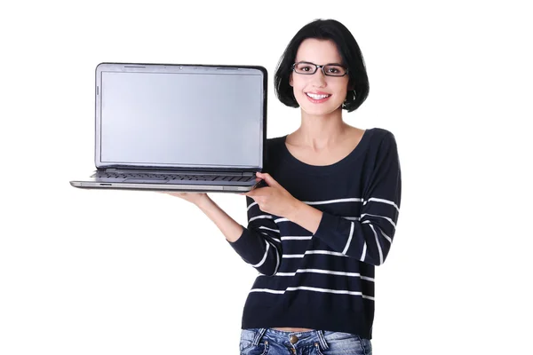 Vrouw houden en tonen scherm van 17 inch laptop — Stockfoto