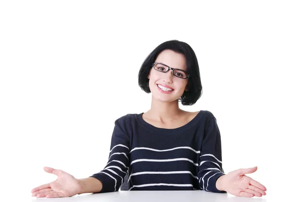 Smiling student girl sitting at the desk — Stock Photo, Image