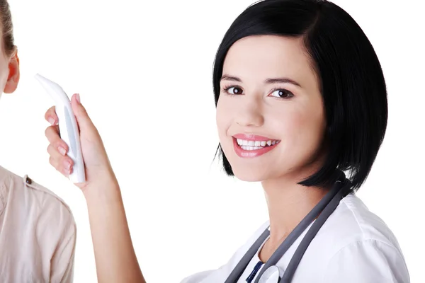 Médica verificando a temperatura de sua paciente — Fotografia de Stock