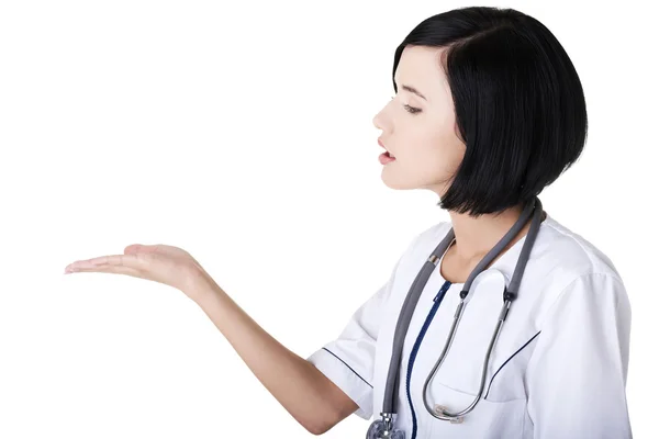 Medical doctor woman presenting and showing copy space — Stock Photo, Image