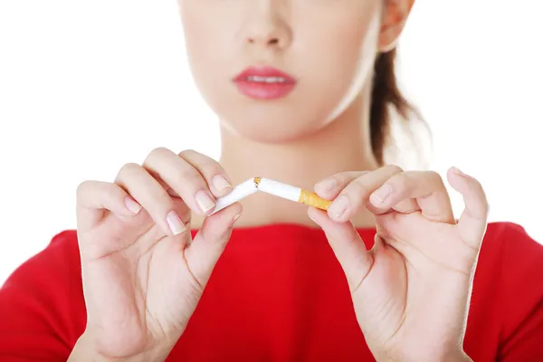 Jeune femme avec cigarette cassée . — Photo