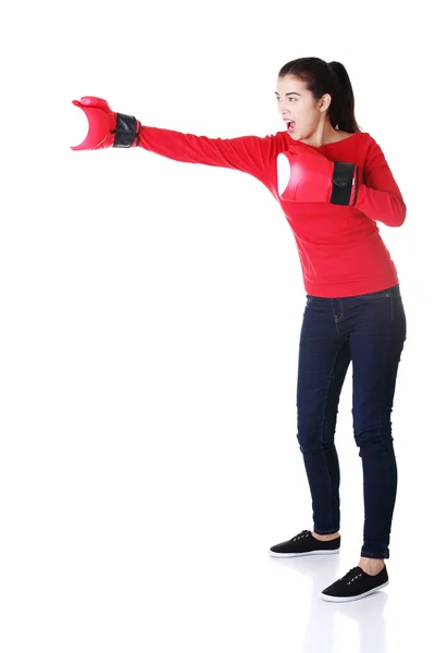 Νεαρή γυναίκα που φοράει ένα ζευγάρι γάντια του μποξ. — Φωτογραφία Αρχείου