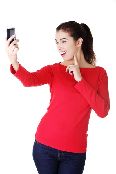 Adolescent fille à l'aide de téléphone cellulaire — Photo