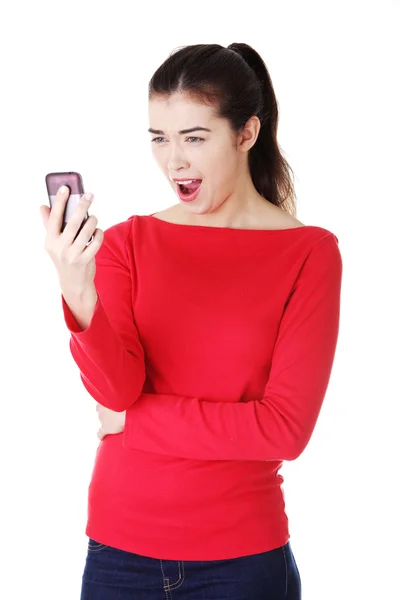 Menina adolescente usando telefone celular — Fotografia de Stock