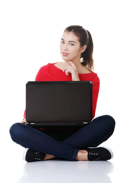 Gelukkig jong vrouw met behulp van haar laptop — Stockfoto