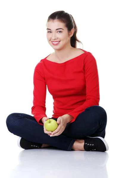 Красивая молодая женщина с зеленым яблоком — стоковое фото