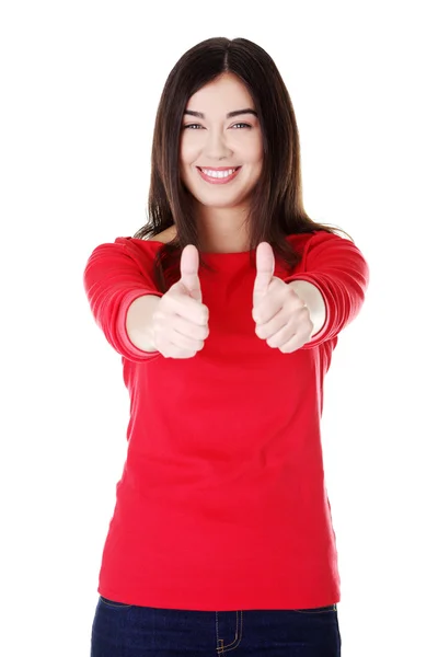 Mujer hermosa en ropa casual haciendo gestos con los pulgares hacia arriba . — Foto de Stock