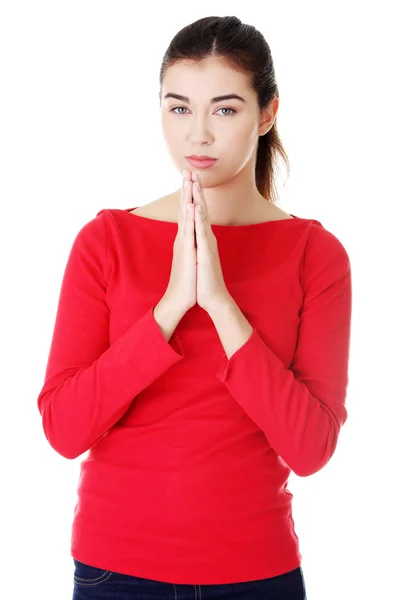 Retrato de uma jovem caucasiana rezando — Fotografia de Stock